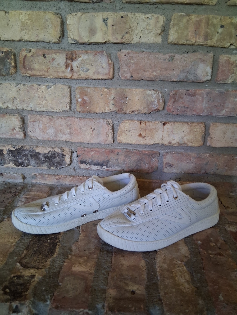 TRETORN NYLITE PLUS PERFORATED LEATHER CASUAL SNEAKERS SIZE 7M